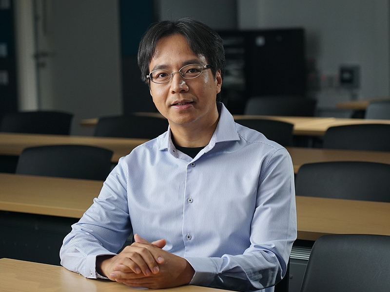 Professor Vic Kam Tuen Law